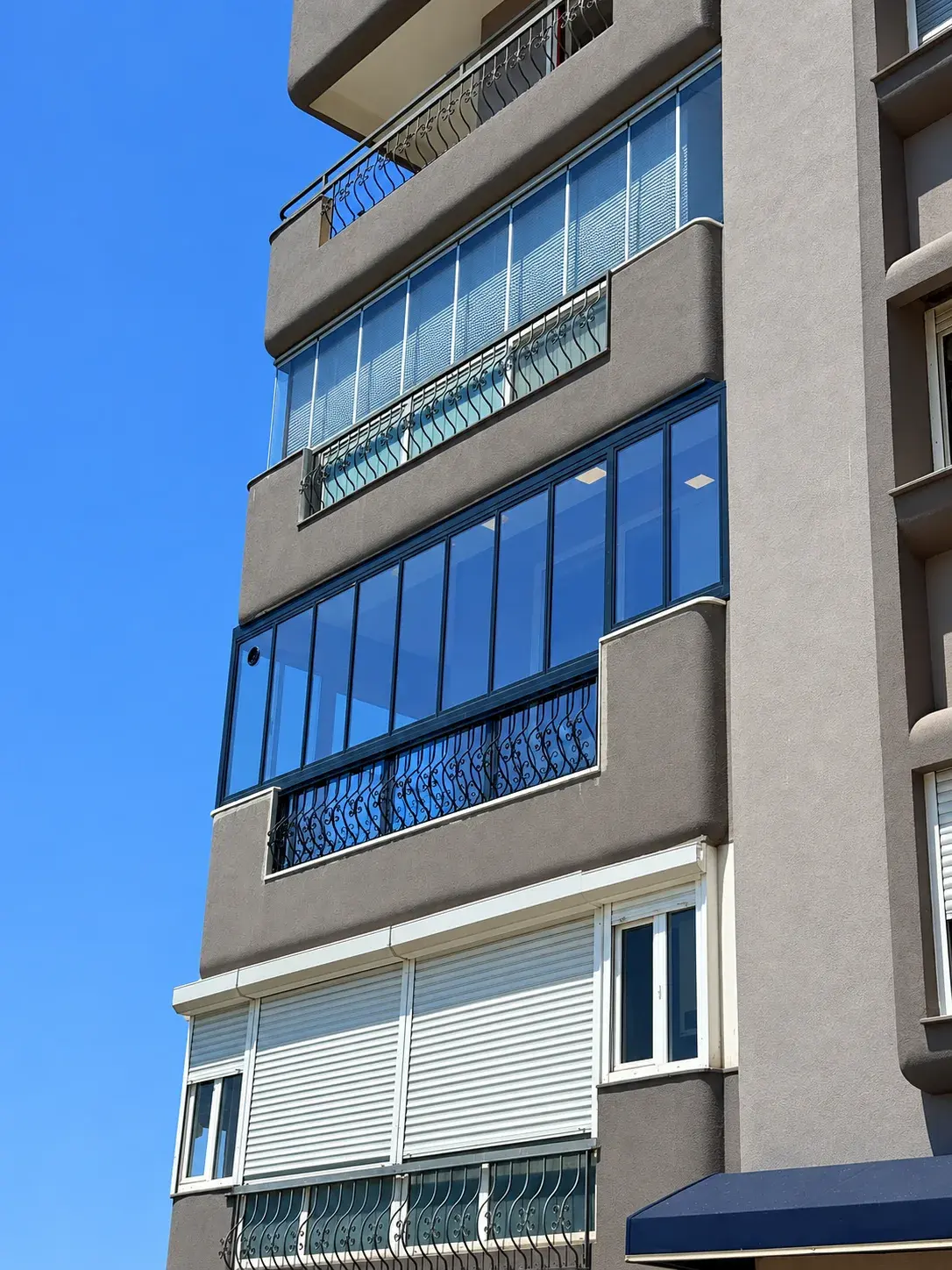 Deniz manzaralı cephede cam balkon uygulaması