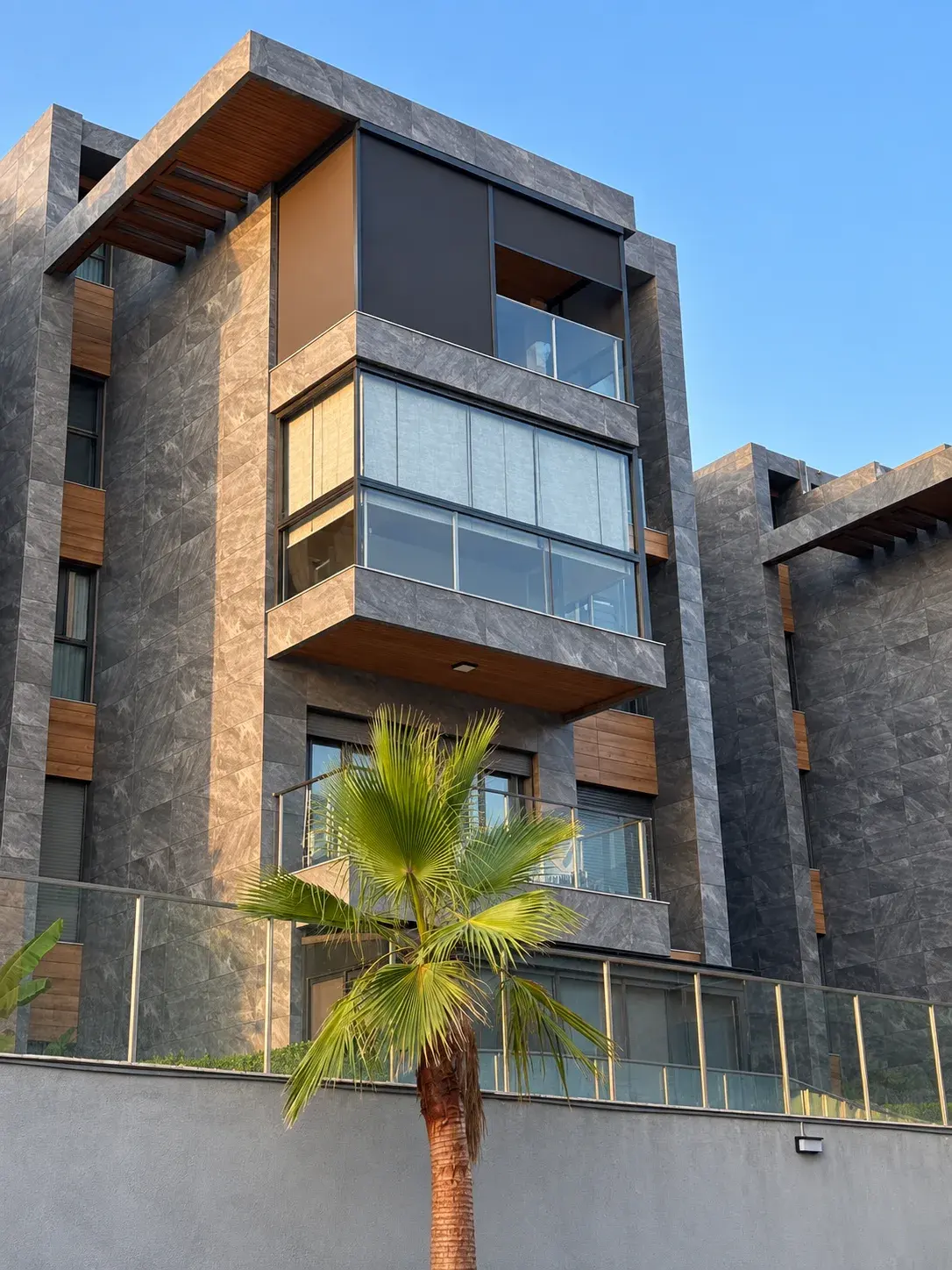 Modern yapıda giyotin cam sistemi uygulaması