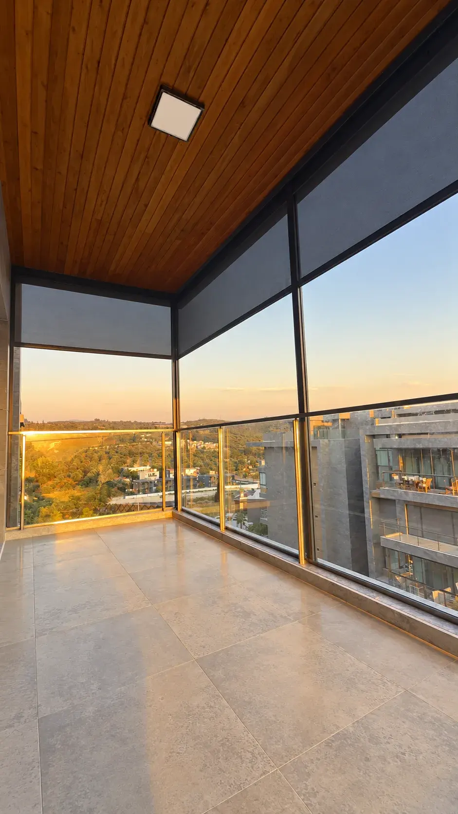 Cam balkon uygulamasının iç mekândan görünümü